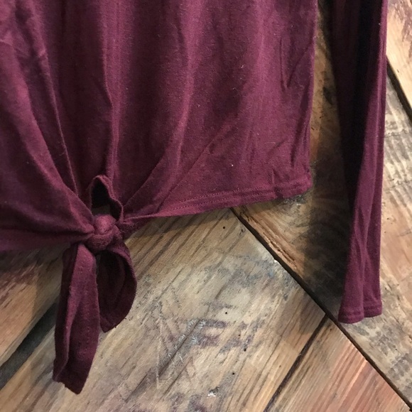 Tilly’s White Fawn Maroon long-sleeve - Picture 2 of 4